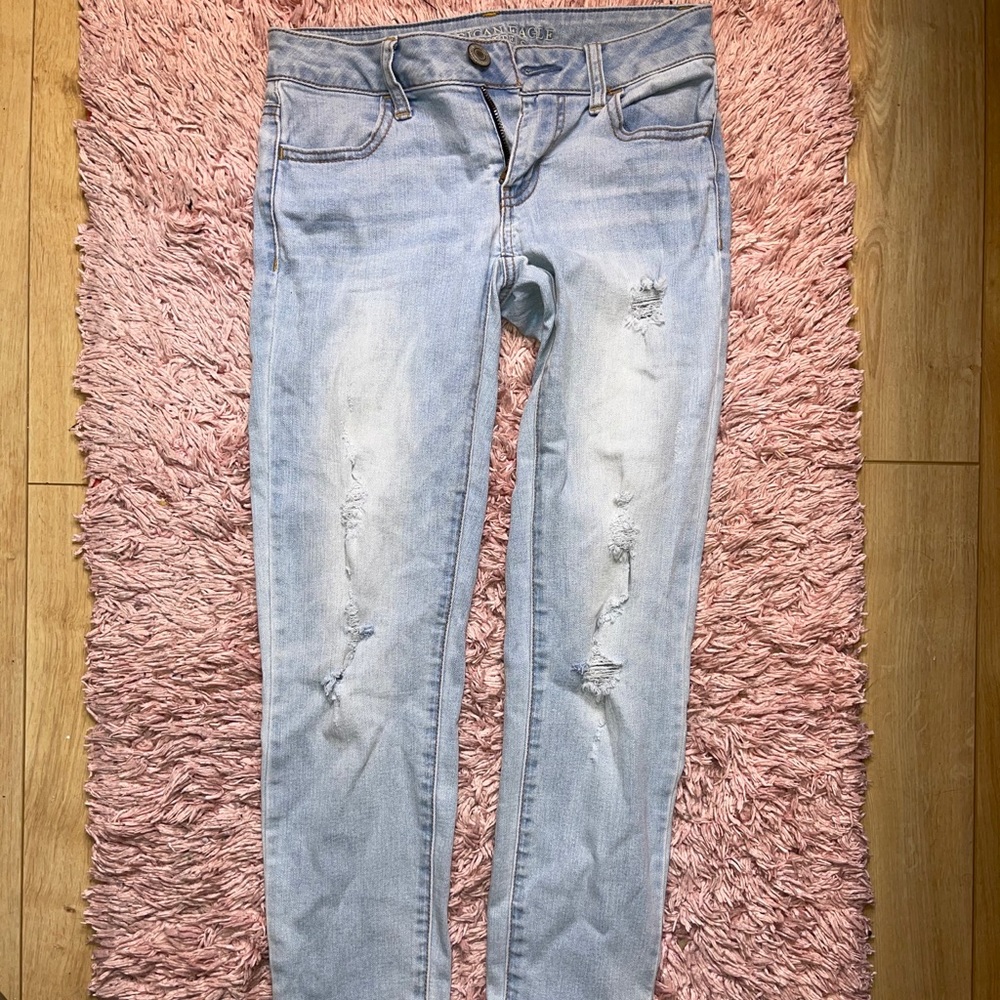 AMERICAN EAGLE RIPPED JEANS